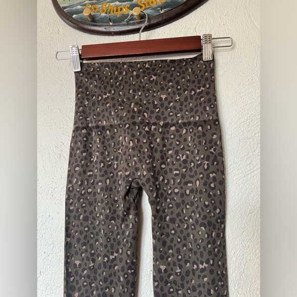 SPANX Look At Me Now Seamless Olive Leopard Leggings - Picture 7 of 14